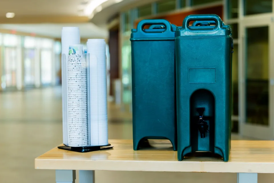 Nước uống & thiết bị đi kèm